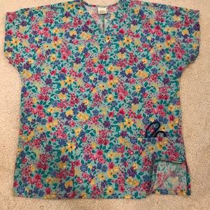 Simply basic M scrub top w 2 front pockets floral